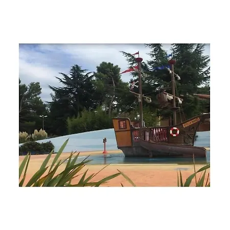 In With Swimming Pool Nyaraló